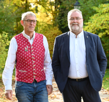 Fraktionssprecher Arno Helfrich mit Bürgermeister Dr. Alexander Greulich