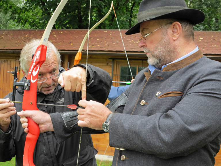 Bürgermeister Alexander Greulich beim Bogenschießen